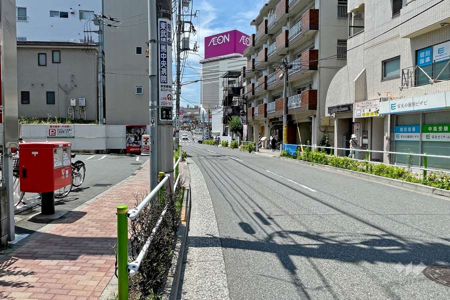 敷地の北側前面道路（東側から）