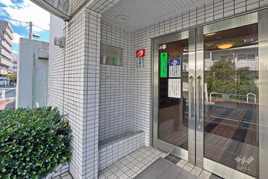 エントランスには防犯カメラ付きです。