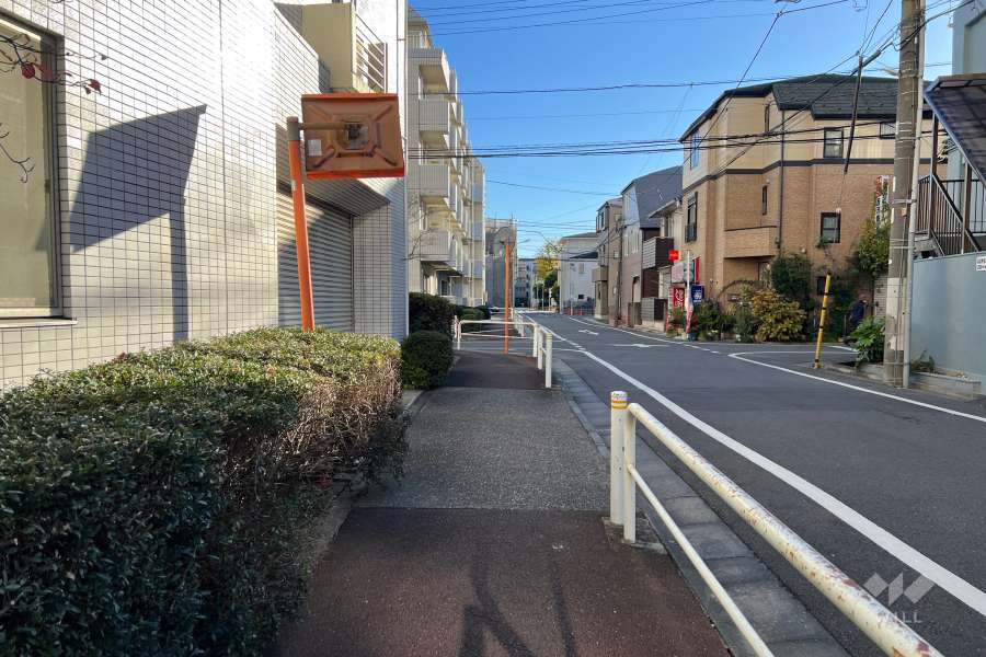 敷地西側の前面道路　