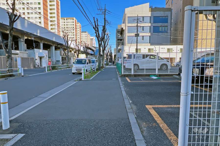 敷地の北側前面道路（西側から）