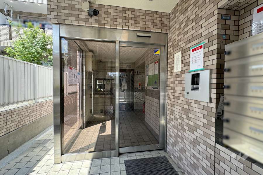 エントランスはオートロック付きです。　