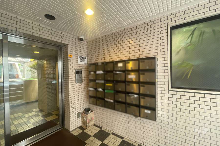 エントランスはオートロック付きです。