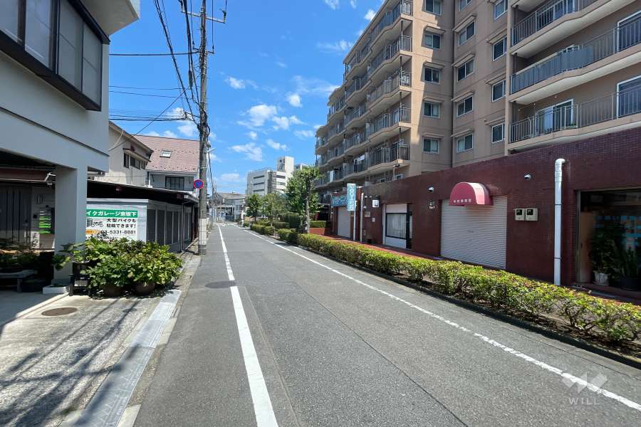 敷地西側の前面道路