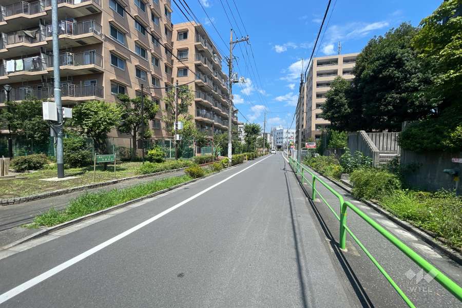 敷地東側の前面道路