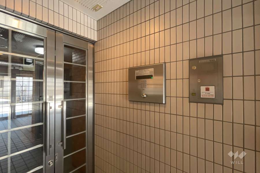 エントランスはオートロック付きです。