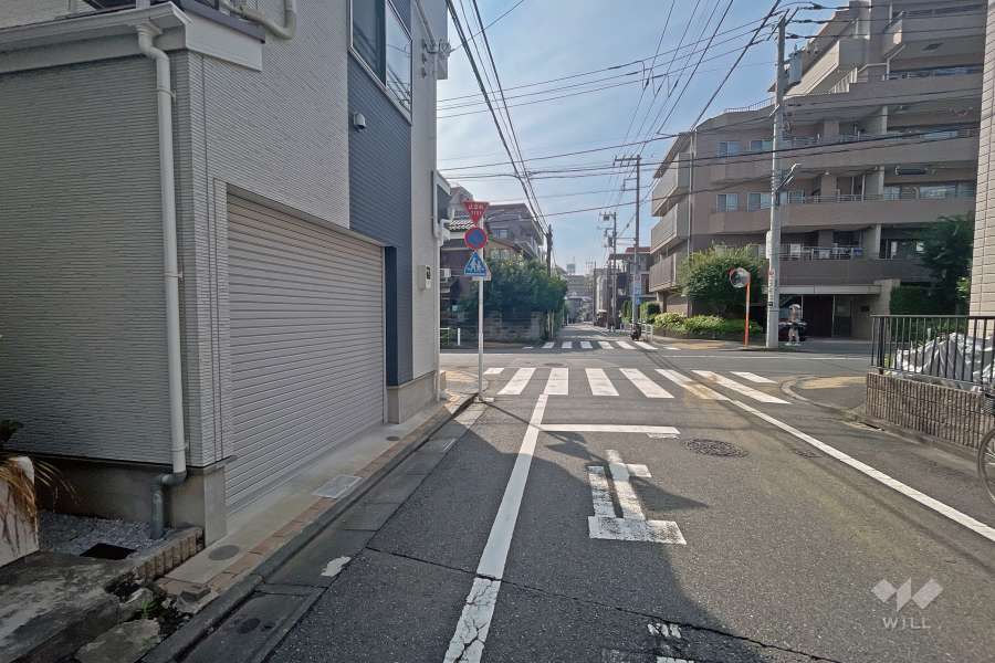 敷地の南側前面道路（西側から）