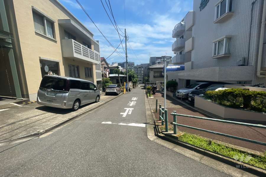 敷地北西側の前面道路（南西側から）