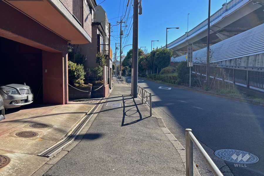 敷地西側の前面道路（北側から）