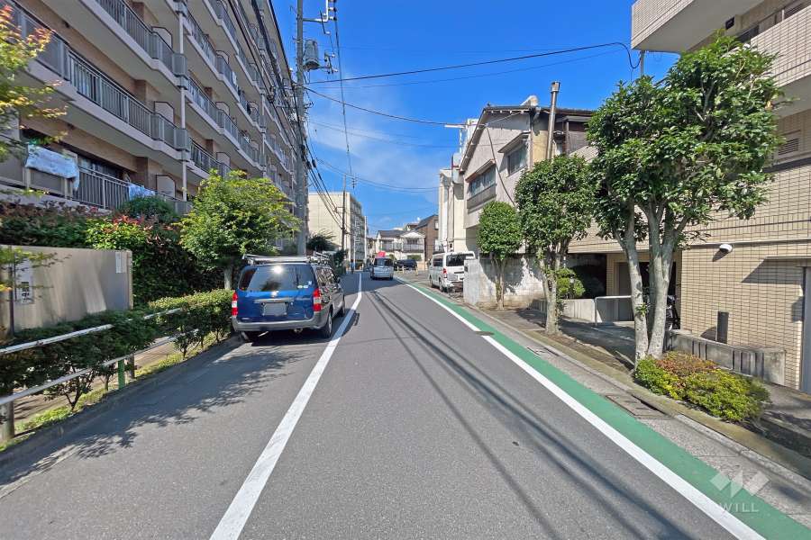 敷地の北側前面道路（東側から）