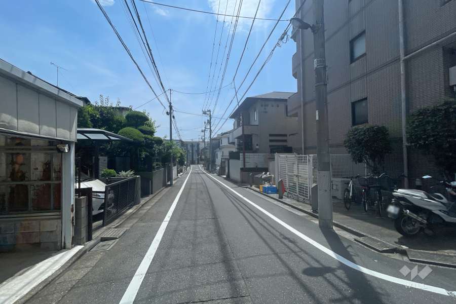 敷地北側の前面道路