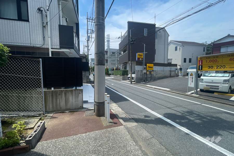 敷地の北側前面道路（東側から）