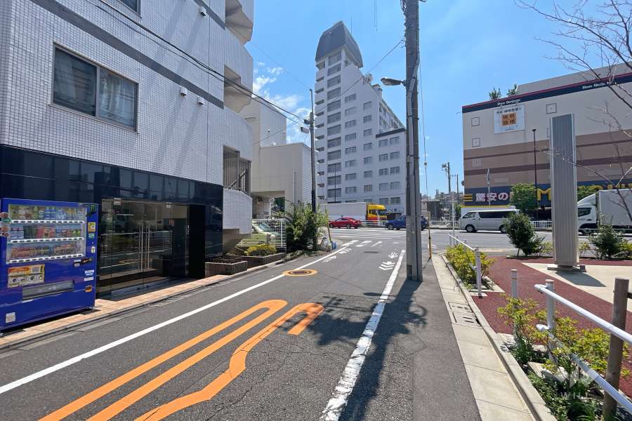 敷地西側の前面道路（北側から）