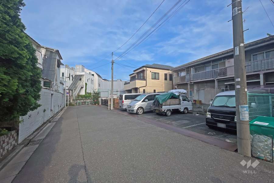 敷地の南側前面道路（東側から）。奥は車両進入禁止のため、車通りが少なく静かです。