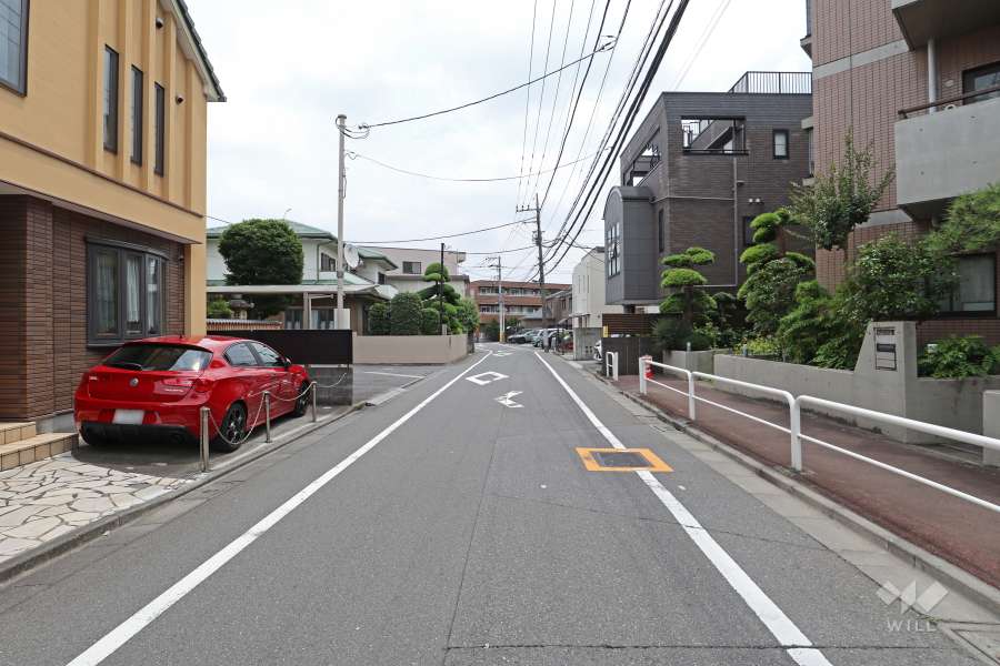 敷地の北東側前面道路（北西側から）