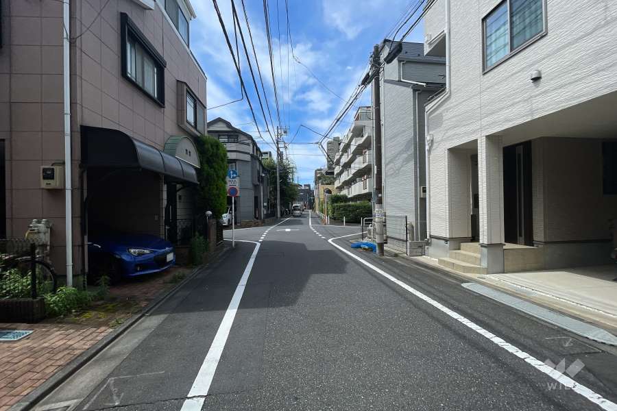 敷地南東側の前面道路（北東側から）