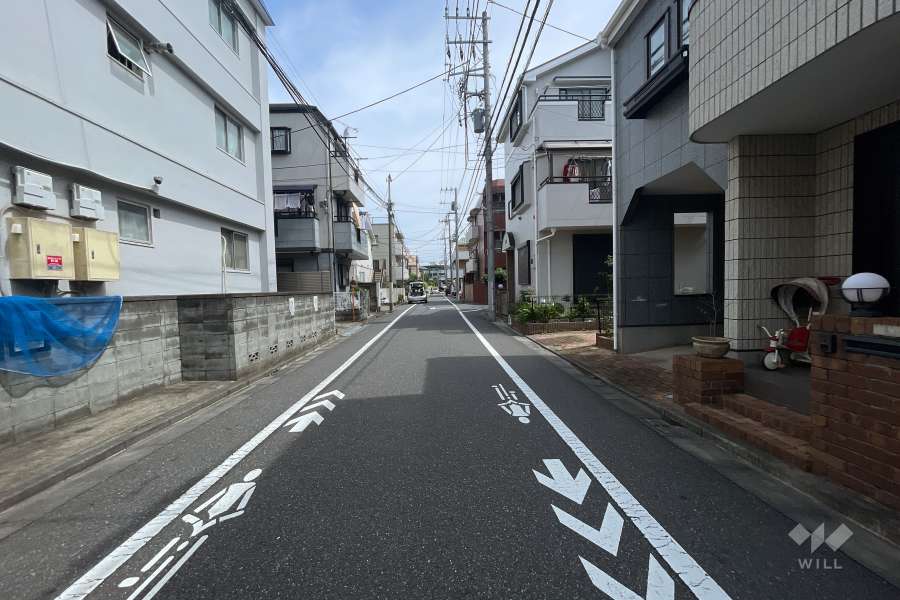 敷地南東側の前面道路（南西側から）