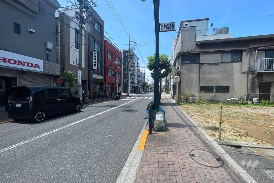 敷地の南側前面道路（東側から）
