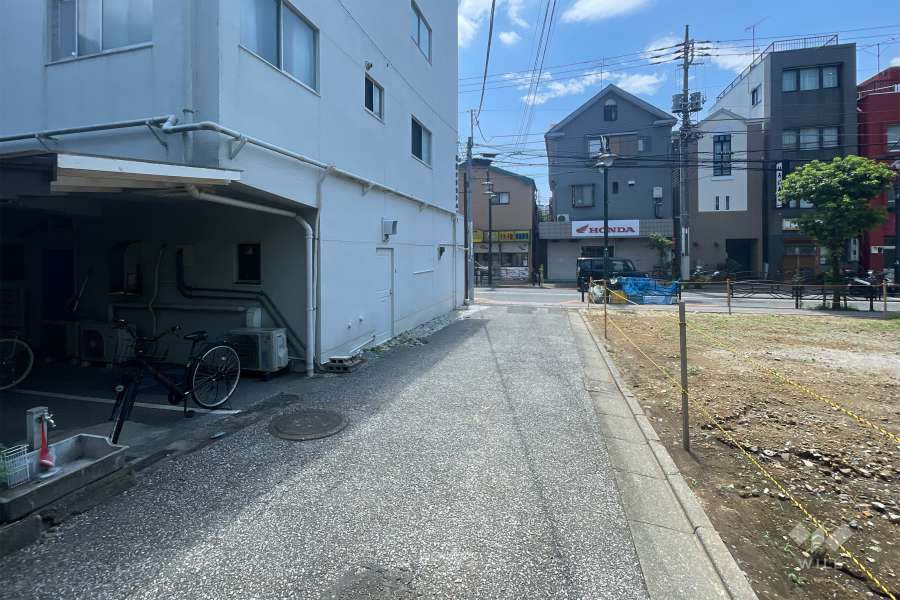 敷地の西側前面道路（北側から）