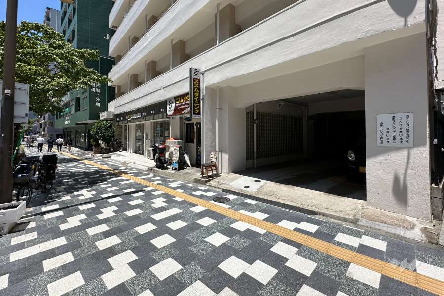 敷地の南側前面道路（東側から）