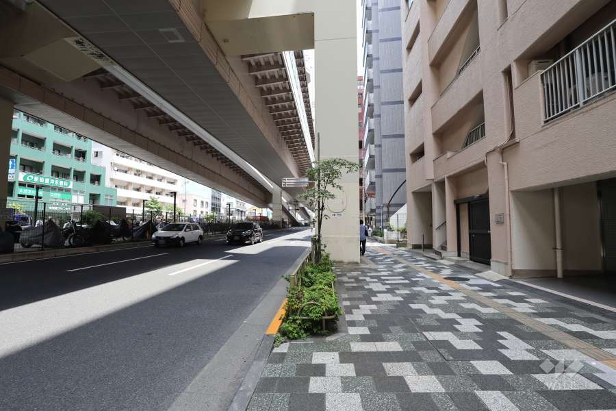 敷地北側の前面道路（西側から）