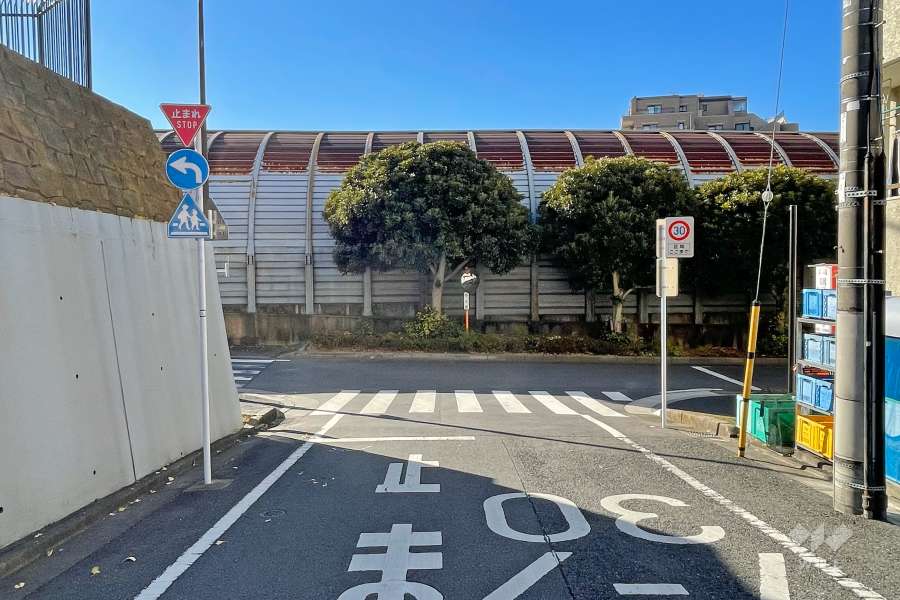 敷地南側の前面道路（東側から）