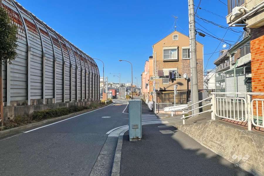 敷地西側の前面道路（南側から）