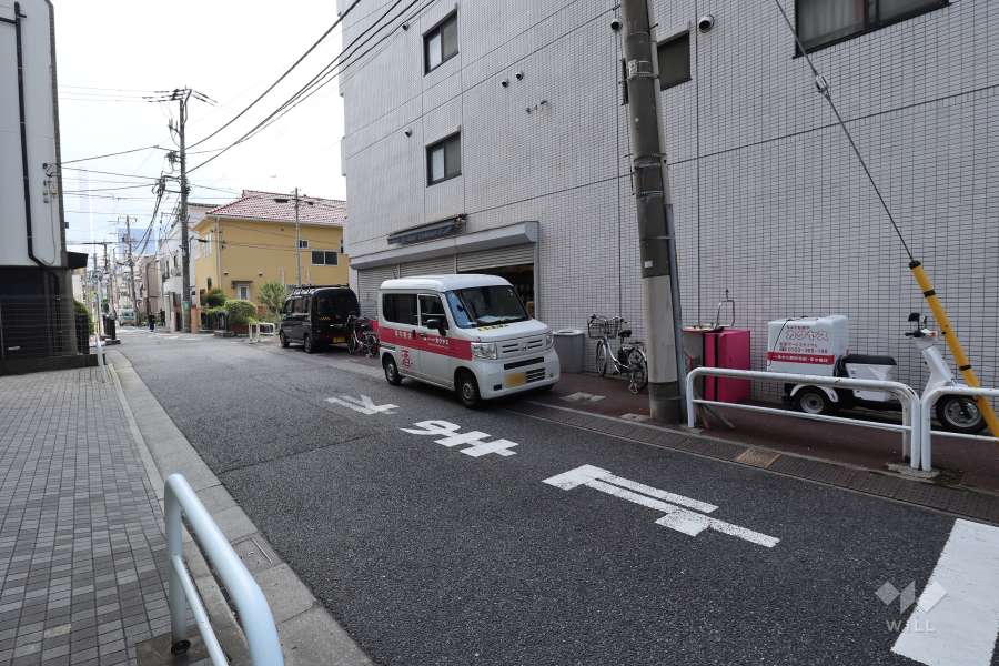 敷地北東側の前面道路（北西側から）