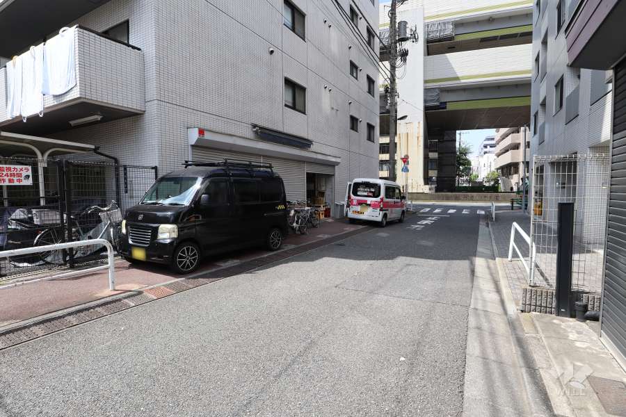 敷地北東側の前面道路（南東側から）