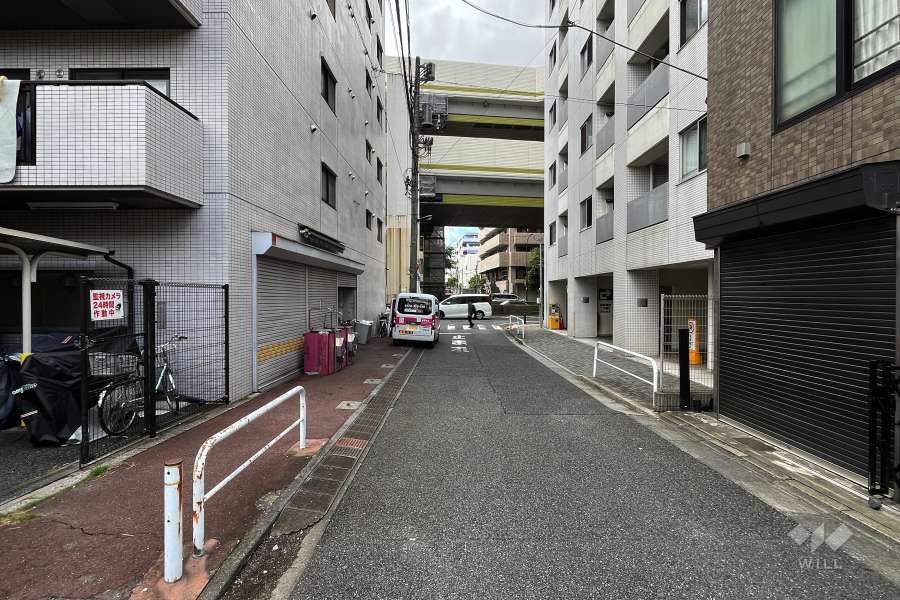 敷地北東側の前面道路（南東側から）