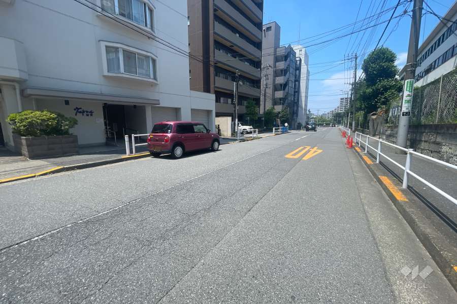 敷地の北側前面道路（東側から）