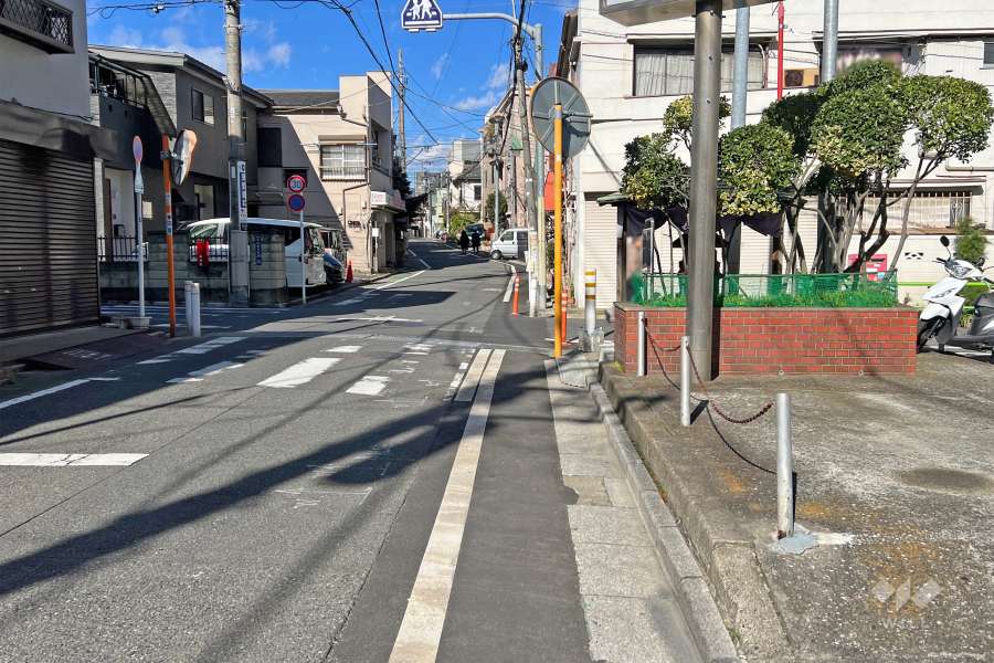 敷地の西側前面道路（南側から）