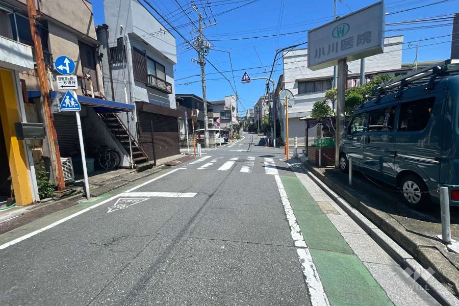 敷地西側の前面道路（南側から）
