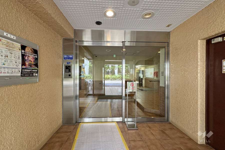 エントランスはオートロック付き