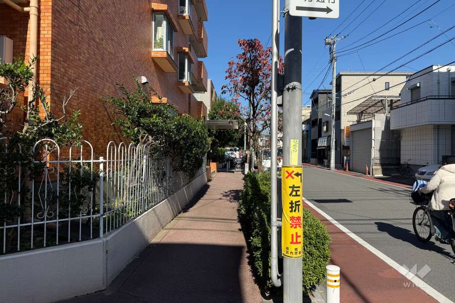 敷地の東側前面道路（南側から）