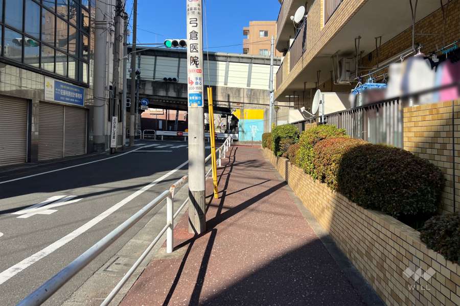 敷地の南西側前面道路（南東側から）