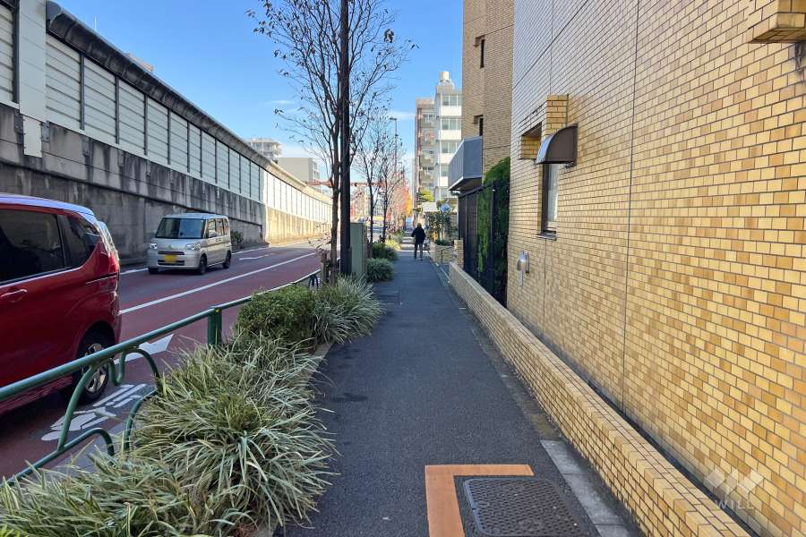 敷地の北側前面道路（西側から）