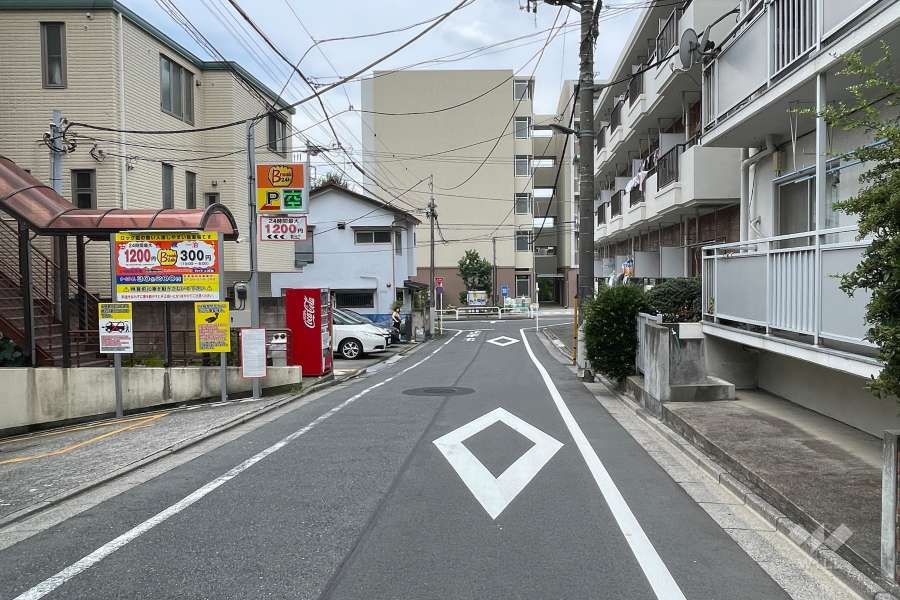 敷地の南側前面道路（東側から）
