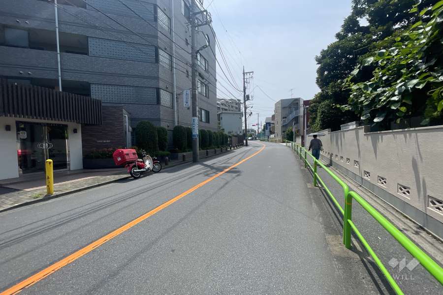 敷地西側の前面道路（北側から）