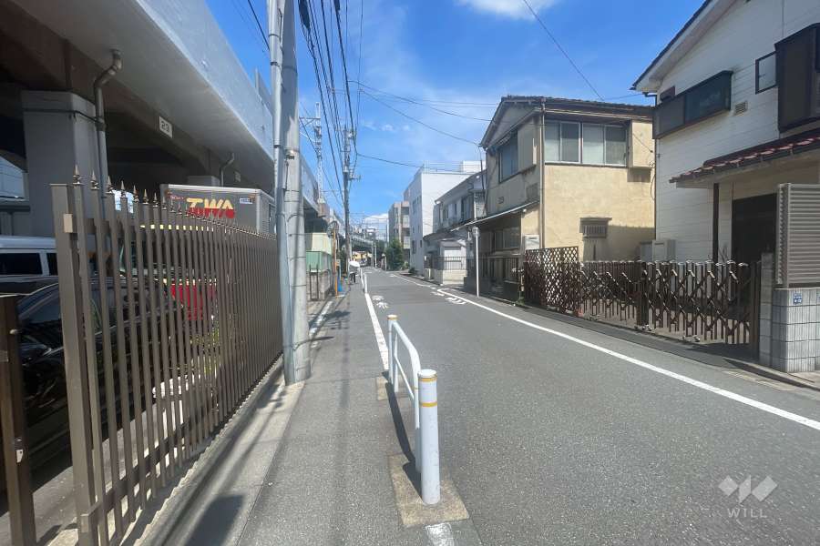 敷地の北側前面道路（西側から）