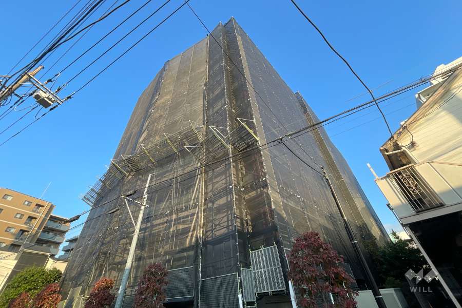 レアシス板橋の外観（南西側から）※大規模修繕工事中（2024年12月）