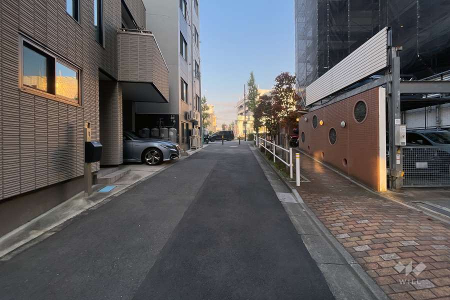 敷地の北側前面道路（西側から）