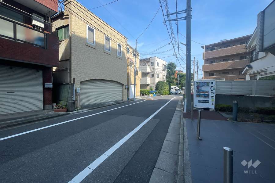 敷地東側の前面道路（北側から）