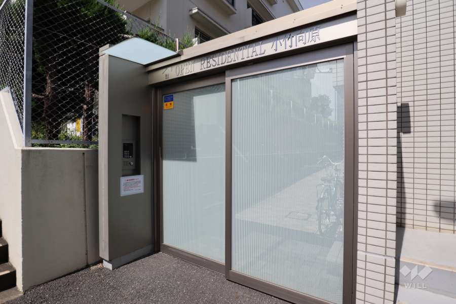 エントランスはオートロック付きです。