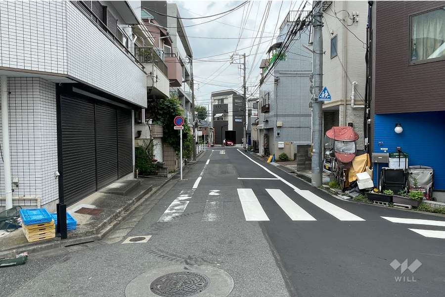 敷地南側の前面道路（西側から）