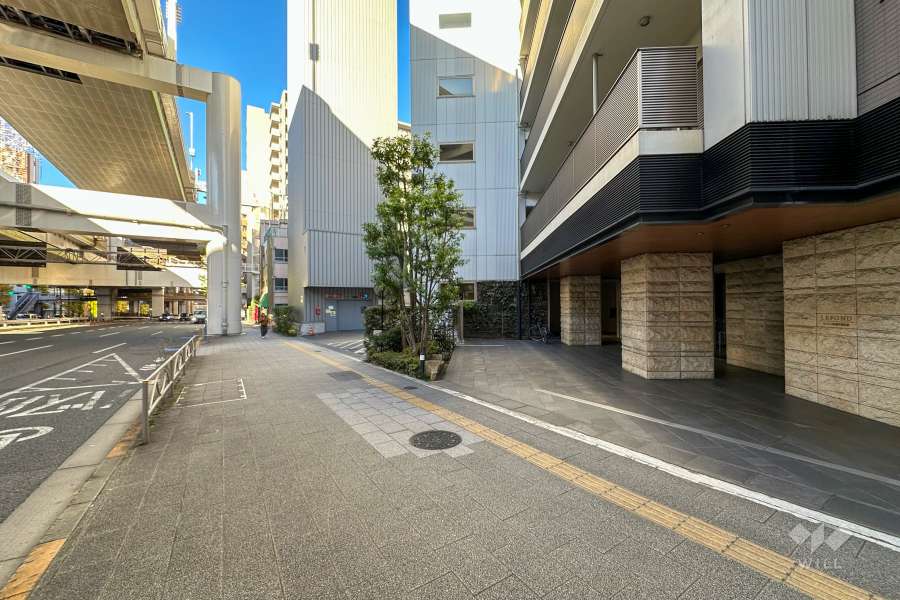 敷地西側の前面道路　