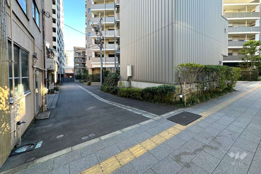 敷地北側の前面道路　