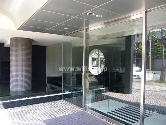 エントランス。オートロック付きです。