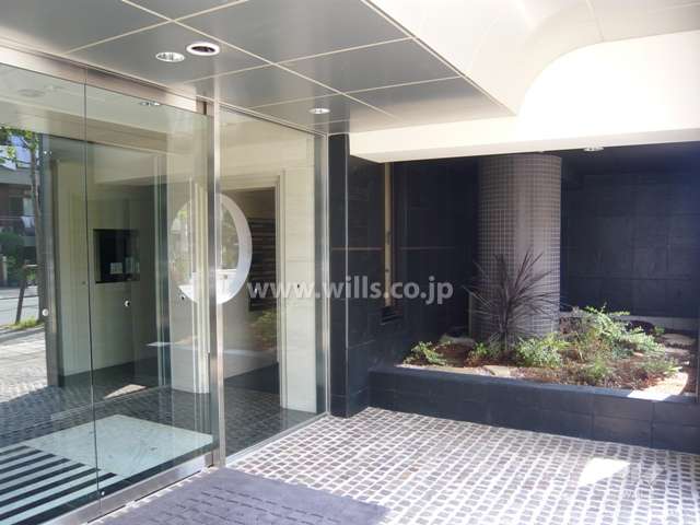 エントランス前にある坪庭。