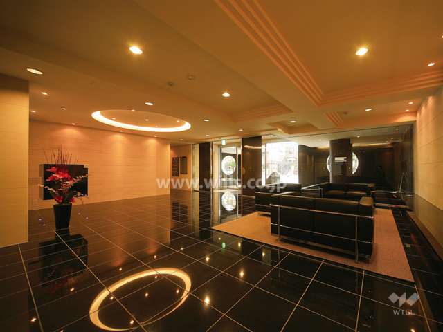 天然石の床と壁が重厚感を醸し出すエントランスホール