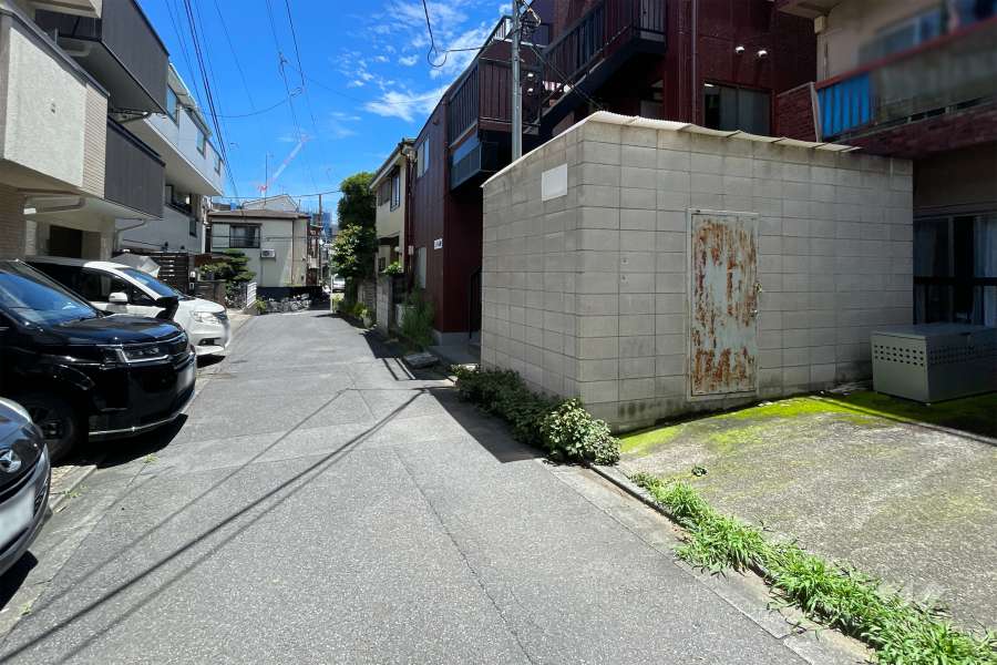 敷地北側の前面道路
